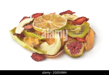 Pile de fruits et baies assortis en tranches séchées, isolés sur du blanc Banque D'Images