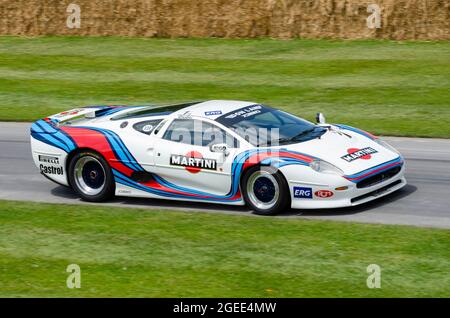 Jaguar XJ220 LM de Justin Law, voiture de course Jaguar qui monte sur la piste de montée en pente lors de l'événement automobile Goodwood Festival of Speed 2014. Martini Banque D'Images