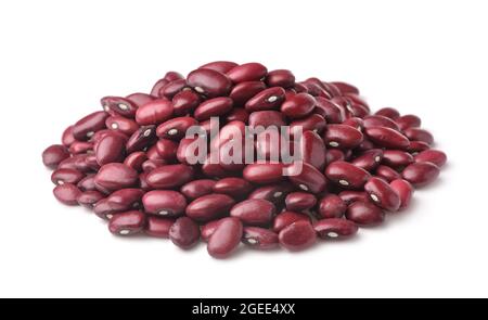 Pile de haricots rouges séchés isolés sur blanc Banque D'Images