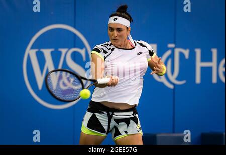 Cincinnati, États-Unis. 18 août 2021. Aons Jabeur de Tunisie en action lors du deuxième tour du tournoi de tennis Western & Southern Open WTA 1000 2021 contre IGA Swiatek de Pologne le 18 août 2021 au Lindner Family tennis Centre de Cincinnati, Etats-Unis - photo Rob Prange/Espagne DPPI/DPPI crédit: Independent photo Agency/Alay Live News Banque D'Images