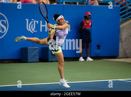 Cincinnati, États-Unis. 18 août 2021. Aons Jabeur de Tunisie en action lors du deuxième tour du tournoi de tennis Western & Southern Open WTA 1000 2021 contre IGA Swiatek de Pologne le 18 août 2021 au Lindner Family tennis Centre de Cincinnati, Etats-Unis - photo Rob Prange/Espagne DPPI/DPPI crédit: Independent photo Agency/Alay Live News Banque D'Images