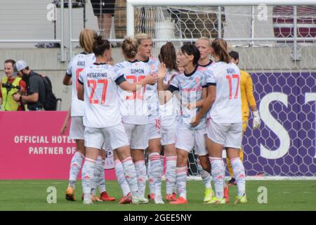 Louisville, États-Unis. 18 août 2021. Les joueurs du FC Bayern célèbrent un but lors du match de la coupe Womens entre le FC Bayern et Paris Saint-Germain au Lynn Family Stadium de Louisville, Kentucky. PAS DE CRÉDIT d'UTILISATION COMMERCIALE: SPP Sport Press photo. /Alamy Live News Banque D'Images