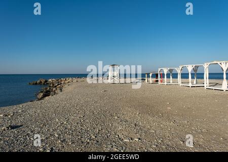 Tour des sauveteurs sur la plage de la ville le matin dans le village de la station Banque D'Images