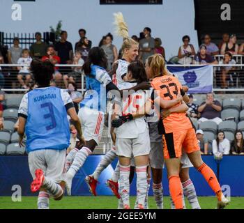 Louisville, États-Unis. 18 août 2021. Les joueurs du FC Bayern fêtent après avoir remporté la fusillade de de leur match de la coupe des femmes contre Paris Saint-Germain au stade Lynn Family Stadium de Louisville, Kentucky. PAS DE CRÉDIT d'UTILISATION COMMERCIALE: SPP Sport Press photo. /Alamy Live News Banque D'Images