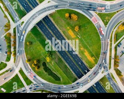 Vue aérienne d'une intersection routière dans la ville de Vilnius, Lituanie, le jour d'été Banque D'Images