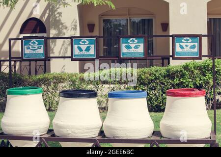 Égypte, Charm el-Sheik, 06.01.2021 ans, quatre poubelles pour trier les ordures dans l'hôtel. Concept d'écologie et de traitement des déchets. Banque D'Images