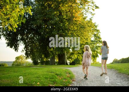 Deux jolies jeunes sœurs s'amusant pendant les feux de randonnée pédestre sur la magnifique journée d'été. Les enfants d'explorer la nature. Loisirs famille active avec des enfants. Plaisir en famille. Banque D'Images