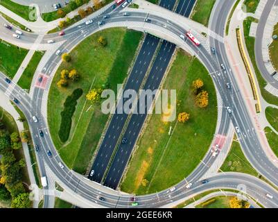 Vue aérienne d'une intersection routière dans la ville de Vilnius, Lituanie, le jour d'été Banque D'Images