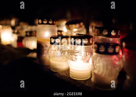 Des bougies s'illuminent le jour de tous les âmes en Lituanie. Flamme éclairant un cimetière lituanien pendant toute la Saint-Saint-Jean. Banque D'Images