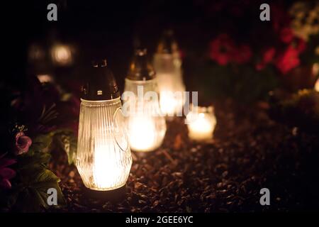 Des bougies s'illuminent le jour de tous les âmes en Lituanie. Flamme éclairant un cimetière lituanien pendant toute la Saint-Saint-Jean. Banque D'Images