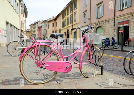 BERGAME, ITALIE - AVRIL 2019 : rangée de bicyclettes garées dans de belles rues médiévales de la ville de Bergame, Lombardie, Italie. Banque D'Images