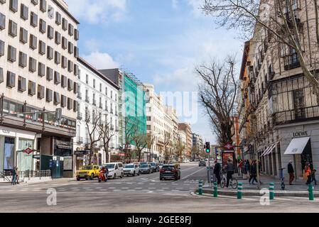 Madrid, Espagne - 7 mars 2021 : vue panoramique sur Serrano amd Goya Street, un quartier commerçant bien connu dans le quartier de Salamanca, l'une des plus riches zones W Banque D'Images