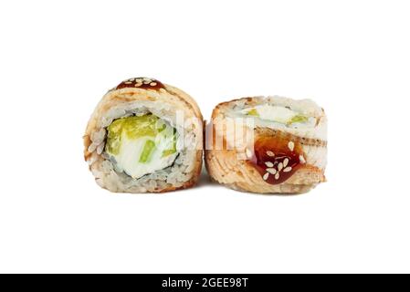 Les sushis japonais traditionnels roulent avec de l'anguille sur un fond blanc Banque D'Images