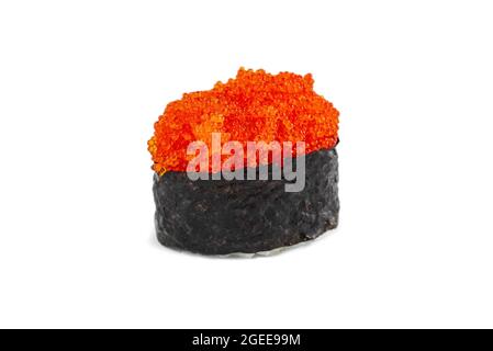 Sushi gunkan japonais avec tobiko caviar sur fond blanc Banque D'Images