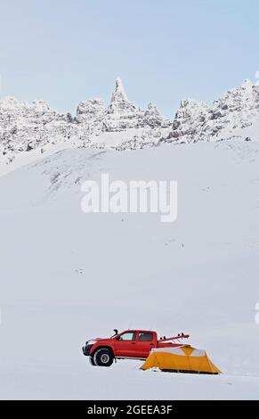 Le camping d'hiver sur le pass Oxnadalicheidi avec un pick-up 4x4 personnalisé Banque D'Images