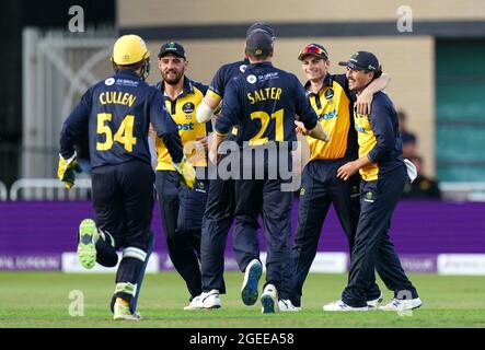 Les joueurs de Glamorgan célèbrent le cricket de Cameron Bancroft de Durham lors de la finale de la coupe d'une journée du Royal London à Trent Bridge, Nottingham. Date de la photo: Jeudi 19 août 2021. Voir PA Story CRICKET final. Le crédit photo devrait être le suivant : Zac Goodwin/PA Wire. RESTRICTIONS : aucune utilisation commerciale sans le consentement écrit préalable de la BCE. Utilisation d'images fixes uniquement. Aucune image mobile à émuler. Usage éditorial uniquement. Pas de suppression ou d'obscurcissement des logos du sponsor. Banque D'Images