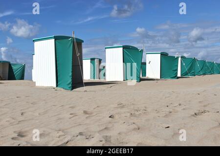 Cabines de plage traditionnel néerlandais à la côte de la mer du Nord Banque D'Images