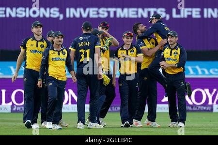 Les joueurs de Glamourgan célèbrent le cricket de Matthew Potts de Durham lors de la finale de la coupe d'une journée du Royal London à Trent Bridge, Nottingham. Date de la photo: Jeudi 19 août 2021. Voir PA Story CRICKET final. Le crédit photo devrait être le suivant : Zac Goodwin/PA Wire. RESTRICTIONS : aucune utilisation commerciale sans le consentement écrit préalable de la BCE. Utilisation d'images fixes uniquement. Aucune image mobile à émuler. Usage éditorial uniquement. Pas de suppression ou d'obscurcissement des logos du sponsor. Banque D'Images