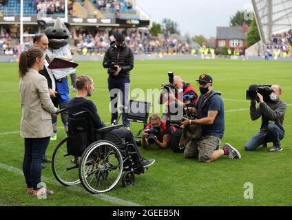 Invité d'honneur et ancien joueur Rob Burrow pose pour une photo avec sa femme Lindsey Burrow avant la Super League de Betfred au stade Emerald Headingley, Leeds. Date de la photo: Jeudi 19 août 2021. Banque D'Images