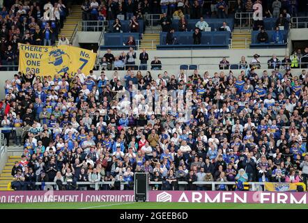 Les fans de Leeds Rhinos applaudissent l'invité d'honneur et ancien joueur Rob Burrow avant la Super League de Betfred au stade Emerald Headingley, Leeds. Date de la photo: Jeudi 19 août 2021. Banque D'Images