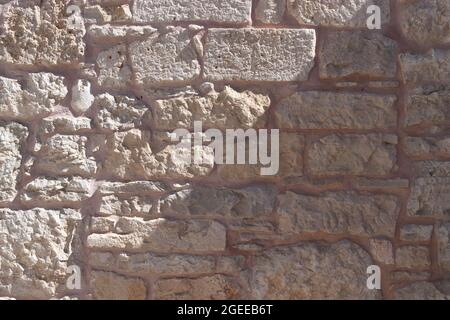 Ancien mur fait de morceaux de pierre gerbage avec une ombre moulée. Banque D'Images