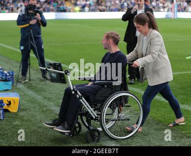 Invité d'honneur et ancien joueur Rob Burrow avec sa femme Lindsey Burrow avant la Super League de Betfred au stade Emerald Headingley, Leeds. Date de la photo: Jeudi 19 août 2021. Banque D'Images