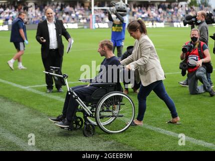 Invité d'honneur et ancien joueur Rob Burrow avec sa femme Lindsey Burrow avant le match de la Super League de Betfred au stade Emerald Headingley, Leeds. Date de la photo: Jeudi 19 août 2021. Banque D'Images