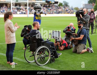 Invité d'honneur et ancien joueur Rob Burrow pose pour une photo avec sa femme Lindsey Burrow avant la Super League de Betfred au stade Emerald Headingley, Leeds. Date de la photo: Jeudi 19 août 2021. Banque D'Images