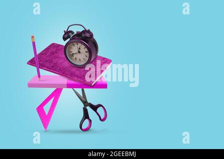 Design moderne avec bloc-notes, crayon, règle, ciseaux et horloge flottant dans l'air. La production de fournitures scolaires. Conceptuel minimal et créatif a Banque D'Images