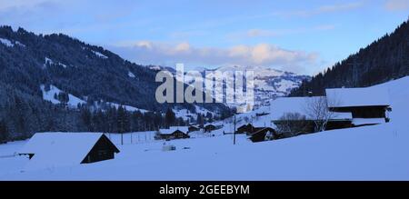 Vallée de Saanenland en soirée d'hiver. Banque D'Images