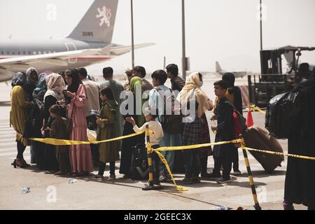 Kaboul, Afghanistan. 19 août 2021. Les civils se préparent à monter à bord d'un avion lors d'une évacuation à l'aéroport international Hamid Karzaï, à Kaboul, en Afghanistan, le 18 août 2021. Les Marines des États-Unis aident le ministère d'État à faire un retrait ordonné du personnel désigné en Afghanistan. Photo par le sergent d'état-major. Victor Mancilla/USMC/UPI crédit: UPI/Alay Live News Banque D'Images