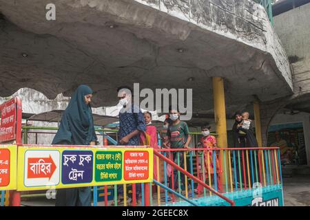 Dhaka, Bangladesh. 19 août 2021. Des personnes ont visité le parc d'attractions DNCC Wonderland pendant les restrictions atténuées du confinement de Covid-19.après un écart de près de cinq mois, tous les centres d'attractions rouvrent à Dhaka, le gouvernement a autorisé les lieux touristiques, les centres communautaires et les parcs d'attractions à reprendre des services dans certaines conditions en raison de la pandémie du coronavirus. Crédit : SOPA Images Limited/Alamy Live News Banque D'Images