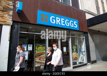 Bristol, Royaume-Uni. 19 août 2021. Les gens marchent après une branche de Greggs à Bristol. (Image de crédit : © Dinendra Haria/SOPA Images via ZUMA Press Wire) Banque D'Images