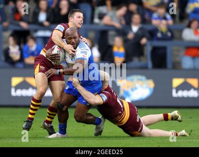 Robert Lui (au centre) de Leeds Rhinos s'est affronté lors du match de la Super League de Betfred au stade Emerald Headingley, à Leeds. Date de la photo: Jeudi 19 août 2021. Banque D'Images