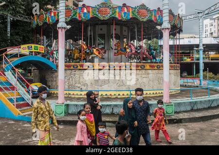 Dhaka, Bangladesh. 19 août 2021. Des personnes ont visité le parc d'attractions DNCC Wonderland pendant les restrictions atténuées du confinement de Covid-19.après un écart de près de cinq mois, tous les centres d'attractions rouvrent à Dhaka, le gouvernement a autorisé les lieux touristiques, les centres communautaires et les parcs d'attractions à reprendre des services dans certaines conditions en raison de la pandémie du coronavirus. (Photo de Sazzad Hossain/SOPA Images/Sipa USA) crédit: SIPA USA/Alay Live News Banque D'Images