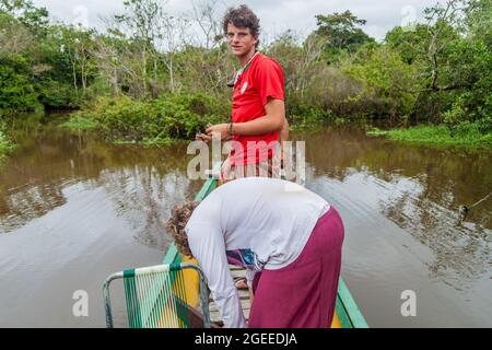 YACUMA, BOLIVIE - 5 MAI 2015 : touristes pêchant des piranhas sur le fleuve Yacuma, Bolivie Banque D'Images