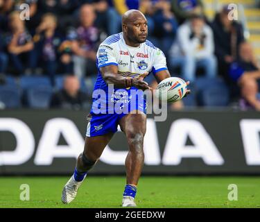 Robert Lui (6) de Leeds Rhinos passe la balle Banque D'Images