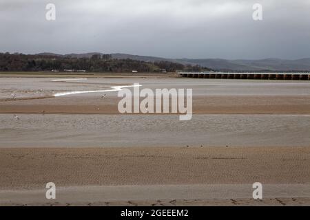 Une vue rapprochée du tunnel Arnside, une vague étonnante qui se déplace en amont dans l'estuaire du Kent, à Cumbria, sur les plus hautes marées de printemps Banque D'Images