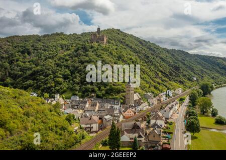 Vue aérienne du paysage culturel de la vallée du Rhin et du village Wellmich Banque D'Images