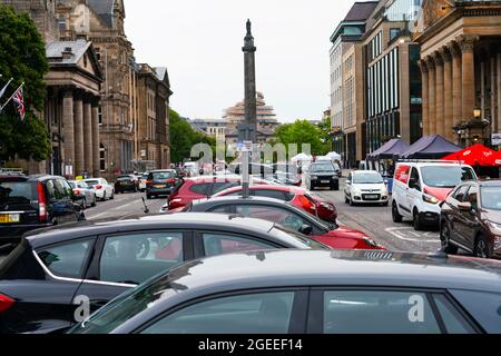 Édimbourg, Écosse, Royaume-Uni. 19 août 2021. Le Conseil municipal d'Édimbourg prévoit de fermer George Street à Édimbourg à la circulation et de la rendre accessible uniquement aux piétons et aux cyclistes. Ces plans s’inscrivent dans le cadre du projet de transformation décennal du Conseil municipal d’Édimbourg, qui permettra au centre-ville de se libérer en grande partie des voitures d’ici 2030. Pic; les voitures sont garées des deux côtés et au milieu de George Street pour le moment. Iain Masterton/Alamy Live News. Banque D'Images