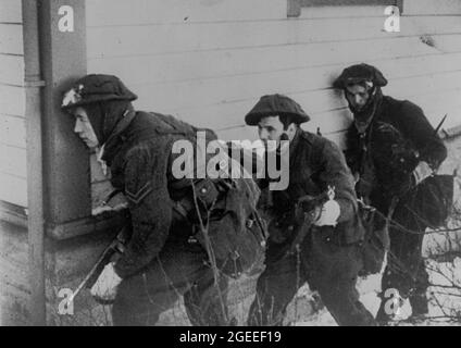 VAGSOY, NORVÈGE - 27 décembre 1941 - des commandos de la marine britannique (de 2 Commando ou 3 Commando ou peut-être 4 Commando) en action pendant l'opération tir à l'arc, a Banque D'Images