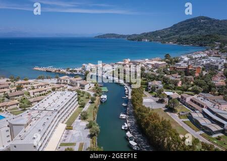 Canal d'eau entre les villages de Moraitika et Messonghi, île de Corfou en Grèce, vue avec Messonghi Beach grand complexe de vacances sur le côté gauche Banque D'Images