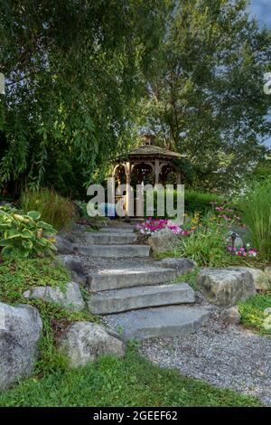 Architecture de paysage pour le printemps et le jardin d'été avec bassin de Koi et Gazebo Banque D'Images