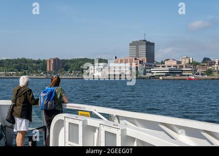 Halifax, Canada - 10 août 2021 : passagers d'un traversier de transport en commun de Halifax à destination de Dartmouth Banque D'Images