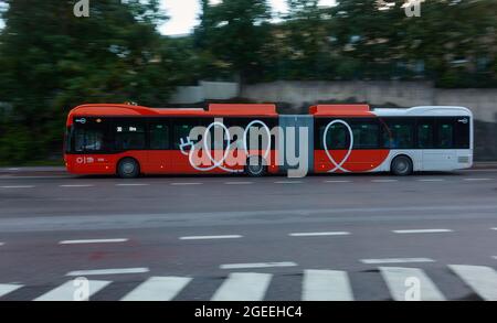 Helsinki, Finlande - 19 août 2021 : nouveau bus électrique articulé HSL exploité par Nobina sur la route de Pitäjänmäki, dans la banlieue d'Helsinki, au Banque D'Images