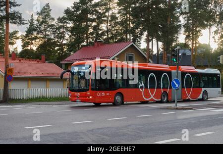 Helsinki, Finlande - 19 août 2021 : nouveau bus électrique articulé HSL exploité par Nobina sur la route de Pitäjänmäki, dans la banlieue d'Helsinki, au Banque D'Images