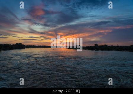Coucher de soleil sur l'Elbe près de Hambourg. Banque D'Images
