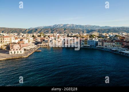 Vue aérienne par drone de la ville de la Canée, île de Crète, Grèce. Banque D'Images