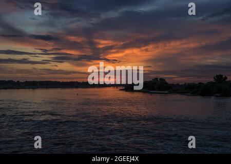 Coucher de soleil sur l'Elbe près de Hambourg. Banque D'Images