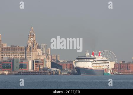 Le bateau de croisière Fred Olsen Borealis au terminal de croisière de Liverpool avec le Royal Liver Building sur la gauche Banque D'Images